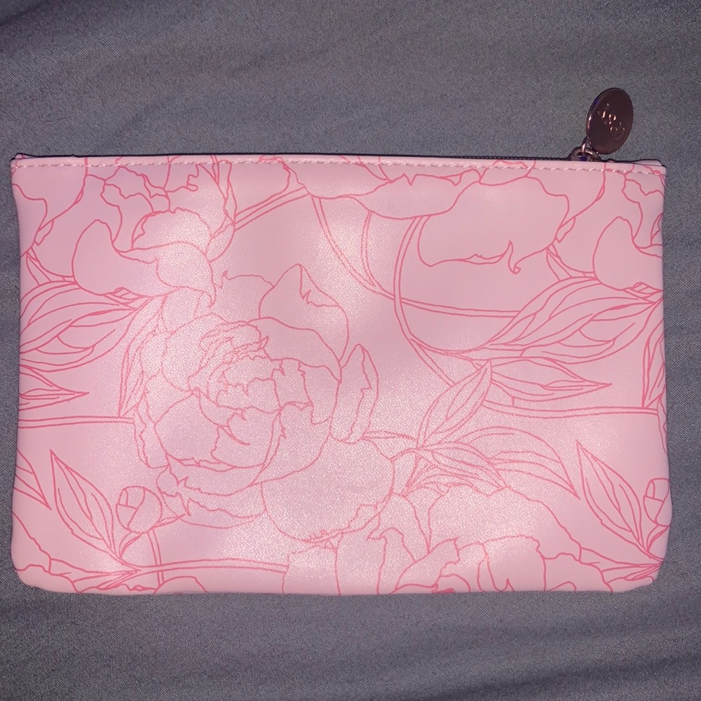 I’m selling a little makeup bag from Ipsy
